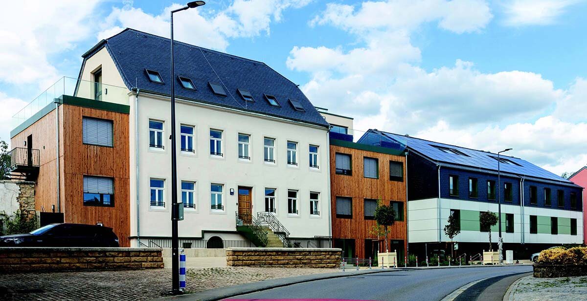 Eng Gesamtvue vum renovéierten an erweiderte Paschtoueschhaus als „Centre Wellenstein“